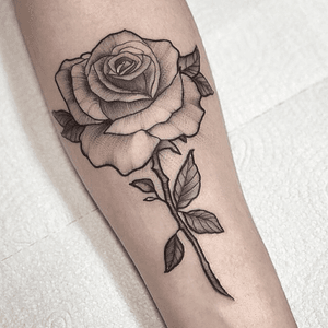 Rose tattoo #blackwork #blackink #rose #rosas #rosa #flower #flowertattoo 