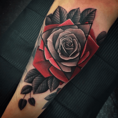 #rosetattoo #blackandgreytattoo #redrose #flowers #tattoos #irezumi #tattooflash #tattoodo #thesolidink #fudoshintattoos #flowertattoo #photography @fudoshintattoos