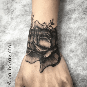 🌹 Rose to cover up. #blackrose #coverup #rosetattoo #CoverUpTattoos #tattoodo #handtattoo 