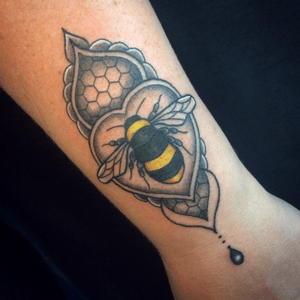 Bumblebee and lace by me, Rebekka Rekkless