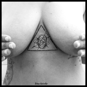 #bims #bimstattoo #bimskaizoku #paristattoo #paris #paname #tatouée #tatouage #tatouages #triangle #graphicdesign #ink #inked #inkedgirl #boobs #tattoo #tattoos #tattooer #tattooing #tattoogirl #tattedgirls #tattoedgirl #tattoostyle #tattooed #tattooedlife #tattoowork #tattoolover #tattoodo #tattooart 