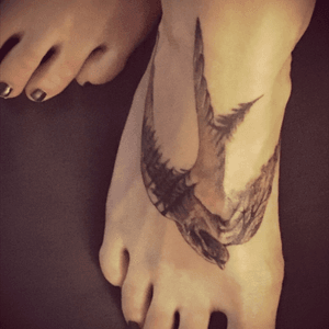 Done By Wilson #blackandgreytattoo #blackandgrey #blackAndWhite #foottattoo #bird #tattoo #tattoedgirl #Birdtattooer #foot #hirondelle #realistictattoo #tatouage #girltattoo 