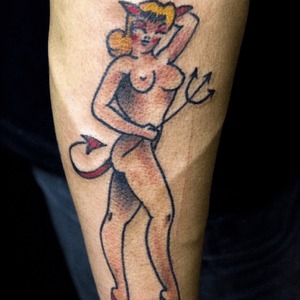 #traditionaltattoo #oldschooltattoo #pinup #girl #electricink #oldschoolflash #traditionalflash #tattooflash #pinup #sailorjerry 
