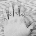 #fingertattoo#finger#smalltattoo#small#triangle#heart#crossbones#diamond#printpaw#paw 