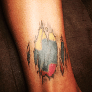 #colombiantattoo #colombianflag #rippedskin #ankletattoo 