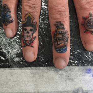 Cool little finger tattoos 