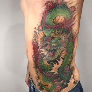 Oriental Dragon custom design done by Yang Lee Tattoo in Malaysia. 3 sessions total outline, shading, and coloring. Coloring was painful af with the detail and different colors that went into the scales but very worth #orientaltattoo #japanesetattoo #dragontattoo #japanesedragon #ribcage #colortattoo #Sidepiece #dragonandtiger #sidetattoo #dragon #japanese #oriental 