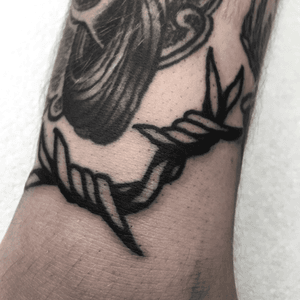 Freehand barbed wire gap filler 