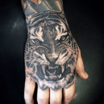 Hand tattoo #handtattoo #tiger #tigertattoo #bngtattoo #familiamoraestattoo 