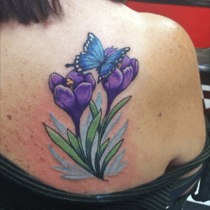 Today's efforts...sorry for the glare. Huge thanks to my awesome client Debbie for sitting like a rock and being patient with me getting all those details in!! 😄 I love the results!! 🌷💜 #tattoo #tattoos #eternalink #neotat #neotatmachines #tattooartist #longislandtattoo #longislandtattooartist #ladytattooers #tattooer #northeasterntattooers #luckycattattoo #luckycattattoos #colortattoo #flower #flowertattoo #crocuses #butterfly #butterflytattoo