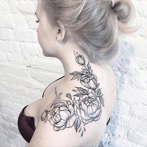 She makes one of the most beautiful floral tattoos! #floral #flower #blackwork #peonies #botanic #nature via Instagram @anna_bravo 