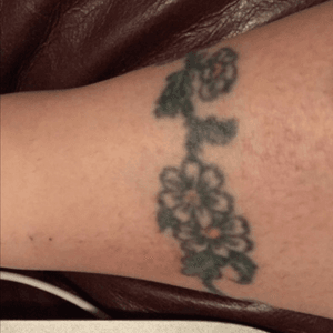 Tattoo uploaded by Teresa • Daisy chain around left ankle • Tattoodo