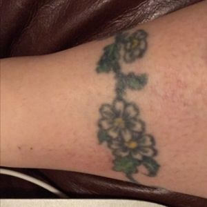 Tattoo uploaded by Teresa • Daisy chain around left ankle • Tattoodo Tattoo uploaded by Teresa • Daisy chain around left ankle • Tattoodo