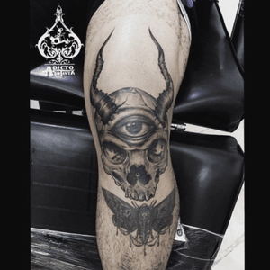 Done two weeks ago, fresh photo on my knee, from barranquilla/colombia almost finish my left leg. #inked #tattoodo #skull #thirdeye #horns #halfskull #inkedmagazine #tattoo #life 