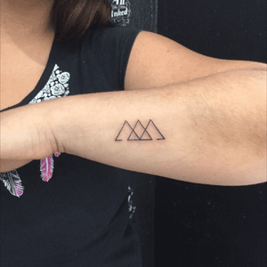 #smalltattoo #minimaltattoo #minitattoo #TriangleTattoos #geometrictattoo #geometric #forearm #forearmtattoo #tattoo #inked #mexican 