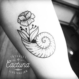 First tattoo 🐚💕 #firsttattoo #love #snail #conch #caracola #flower 
