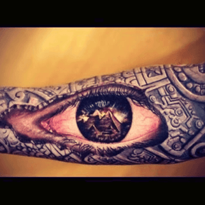 This design is so detailed! The perfection that went into this tattoo is incredible! Or should i say inkcredible🙌
