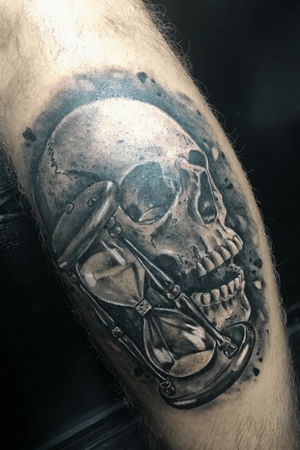 Skull and hourglass tattoo. Done by @PulpoInk in Italiano Diablo, Madrid. #realism #blackandgrey #hourglass #skull 