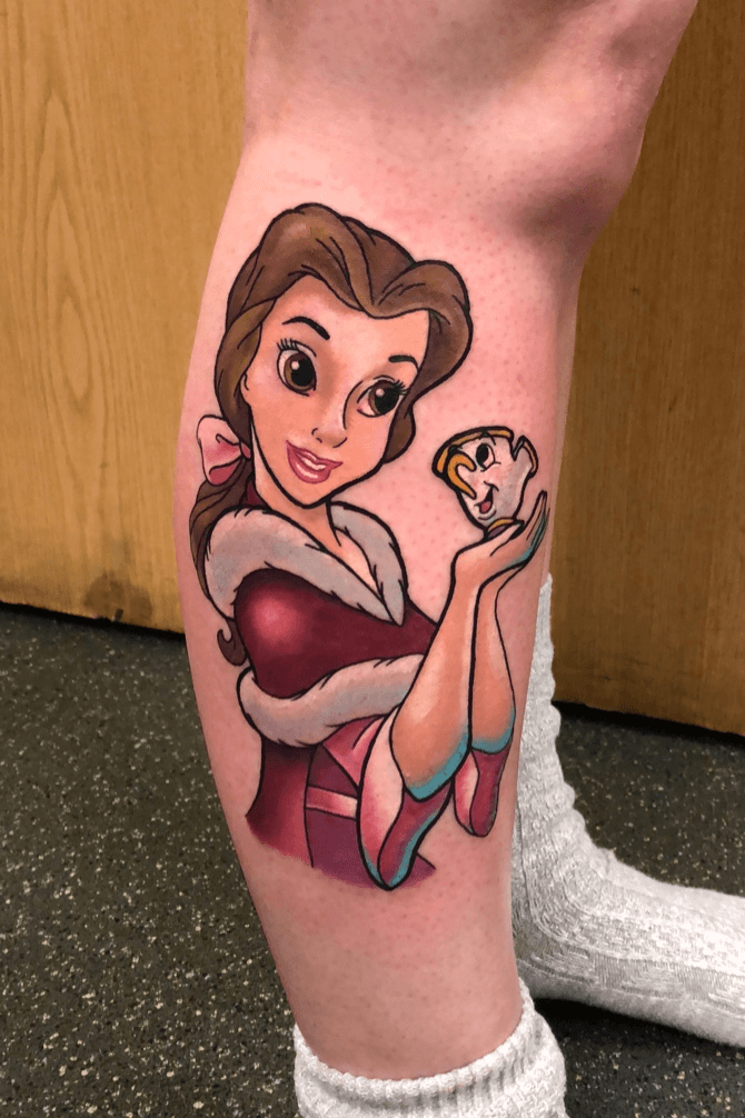 Disney Princess Belle mit Tattoos und Piercings