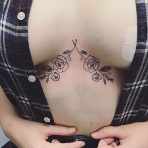 Minimal Sternum tattoo  #riccardomancanelli #tattoo #ink #inkedgirl #flower #minimal 