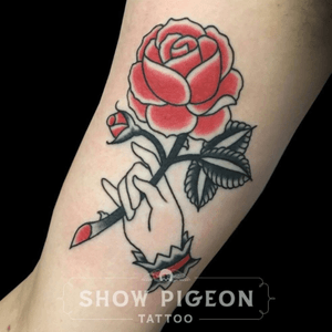 From my one-off flash. #blackandred #victorian #rose #traditional #evieyapelli #showpigeontattoo 