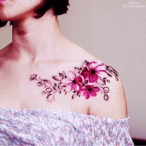 So pretty! By Diana Severinenko #flowers #pinkflower  #collarbone 