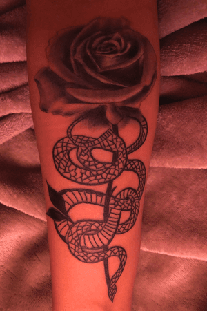 Im more than happy about how it turned out :) #snake #snaketattoo #snakes #snakerose #snakerosetattoo #rose #roses #rosesnake #black 