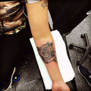 Hand holding rose tattoo#handtattoo#rosetattoo #roses #roses🌹 #1 #v#rosetattoos #tattoo #tattoos #tattooed #nyc #girl #girls #girltattoo #girlstattoo #bestfriends #ink #family #new #nice #queens #newjersey #brooklyn #love #manhattan #west4 #westvillage #w #artists  @villagepoptattoo