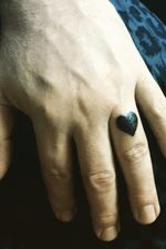Black heart, ring finger
