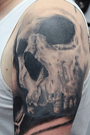 Black and gray tattoo skull