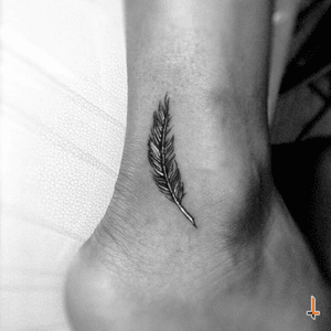 Nº228 #tattoo #ink #littletattoo #ankletattoo #feather #feathertattoo #freedom #spiritual #evolution #wisdom #power #air #wind #bylazlodasilva