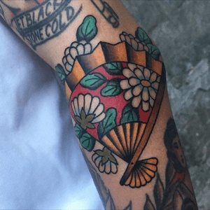 Hand Fan by Ryan Belfance#AmericanTraditional #americana #americanatattoos #tattoo #brooklyn #Brooklyntattoo #handfan #fan #floral #boldwillhold #tattooart #handofglory #handofglorytattoo #ryanbelfance