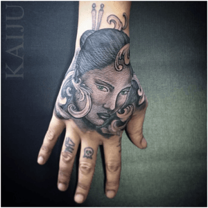 Geisha on Aja's hand..... #tattoo #tattoos #tats #customtattoos #art #bodyart #ink #inked #tattoolovers #tattoolove #drawing #sketch #artwork #tattoodesign #tattooart #tattooartist #artist #londontattoo #southlondontattoo #girlswithtattoos #guyswithtattoos #bestoftheday #talesofinkspirationtattoo #londontattooguide #japanesetattoo #geisha #hand #jobstopper 