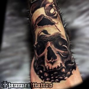 Realistic skull by @jammestattoo 