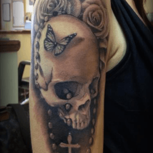Skull rose tattoo up close was the first on starting my skeeve #skulltattoo #butterflytattoo #rosaries 