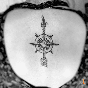 Nº245 #tattoo #arrow #arrowtattoo #windrose #windrosetattoo #compassrose #roseofthewinds #cardinaldirections #compass #compasstattoo #bylazlodasilva