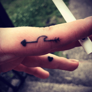 Stick and poke style arriw with wave