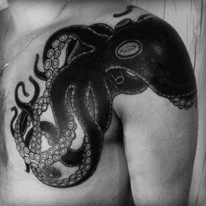 Artist nissaco #octopus #wraparound #blackwork #detail 
