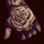 Love the detail in this #rose #handtattoo 