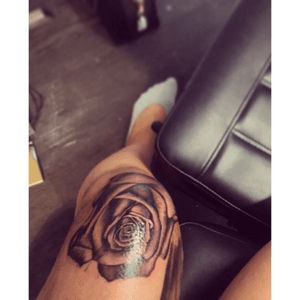 knee tattoo #rosetattoo #rose #kneetattoo #blackandgrey #blackwork #realism #flowertattoo #flower 