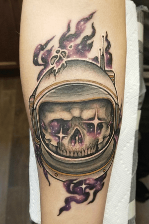 “Who turned out the lights?!.” NOT a Dr. Who tattoo by artist/owner: @monolith_g #tattoo #tattooart #skull #realism #neotrad #neotraditional #space #spacetattoo #astronaut #astronauttattoo #helmet #drwho #doctorwho #notadoctorwhotattoo #xion #color #nashville #nashvilletattooshop #tntattoo #besttattoos 