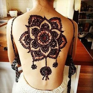 Wow! Bold! #hennatattoo #flowers #linework 