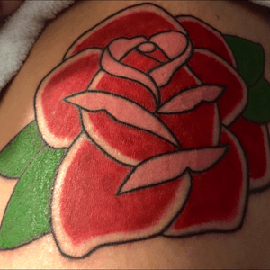 👀 close up shot of a super fun red rose i did. planning on throwing some more details in a future session. #rose #traditionalrose #traditionaltattoo #rosetattoo #redrose #tattooer #tattooist #tattooartist #gettattooed #renzorubio #chicagotattooartists #chicagotattooer 