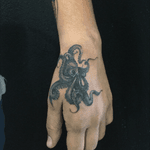 #octopustattoo #octopus #-#handtattoo #blackandgreytattoo #smalltattoo #texture #details #tatuadoresmexicanos #mexicantattoo #queretaro