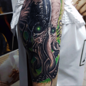 From Copiapo, Chile. Tattoo created and made by Ignacio Aliaga from "Tercera Legion" on instagram and facebook.#Octopus #terceralegiontattoo #3l #cthulhu #green #chileantattoo #blackwork #tattoo 