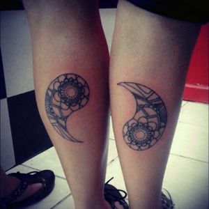 #bff #tattoo #legtattoo #bfftattoos #ying #yang #yingyang #yingandyang #bffyingyang #flowers #yingyangtattoo #dreamtattoo #tattooart #bestfriend #bestfriendtattoo #besttattoos 