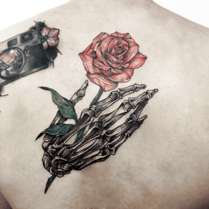 💀🌹Come with Me. #linework #colortattoo #rosetattoo #bonetattoo #death #battery