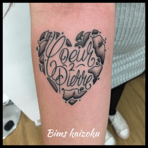 #bims #bimstattoo #bimskaizoku #heart #coeur #coeurtattoo #coeurdepierre #coeurdepirate #blackandgrey #mignon #paris #paname #paristattoo #tatouage #ink #inked #inkedgirl #letter #letters #letteringtattoo #lettering #blxcink #tattoo #tattoogirl #tattoos #tattoostyle #tattoolove #tattooworkers #tattooart #tattooartist 