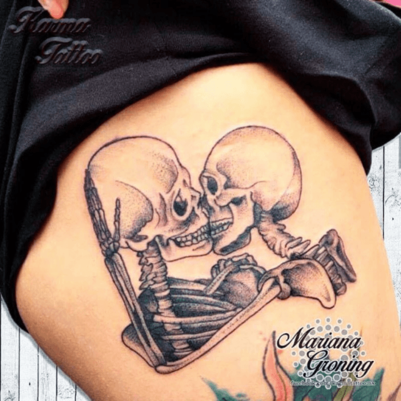 Superb Grey Catrina Kissing Skull Tattoo On Thigh