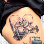 Kissing skulls tattoo #tattoo #tatuaje #color #mexicocity #marianagroning #tatuadora #karmatattoo #awesome #colortattoo #tatuajes #claveria #ciudaddemexico #cdmx #tattooartist #tattooist #skull #love #undyinglove #lovetattoo #amor #blackworktattoo 